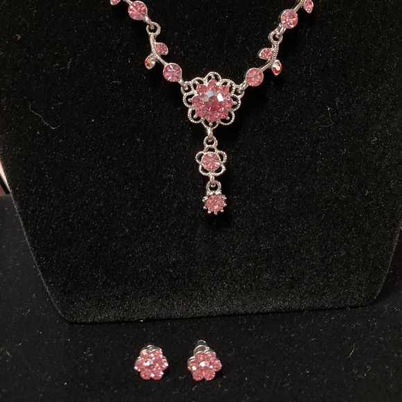 Pink Daisies necklace and earrings set. Silvertone basemetal. Pink faux crystal - Picture 3 of 5